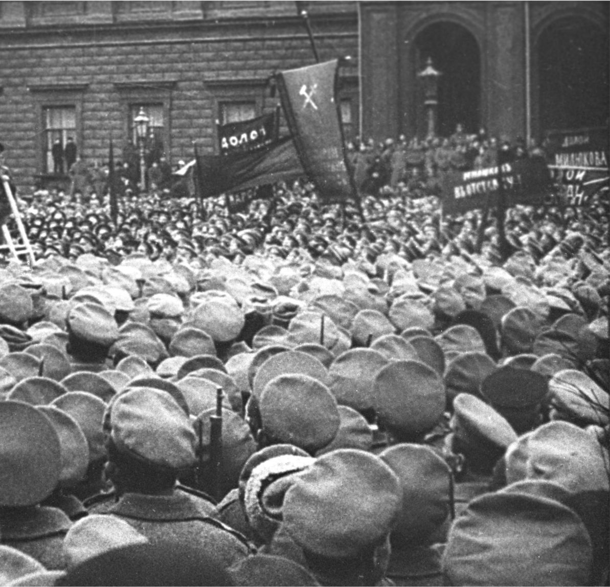 Фотография шествия толпы во время февральской революции