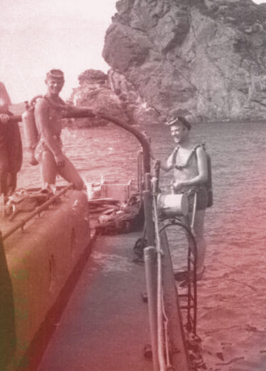 Фотография Сергея Капицы с аквалангом, спускающегося с борта корабля в море
