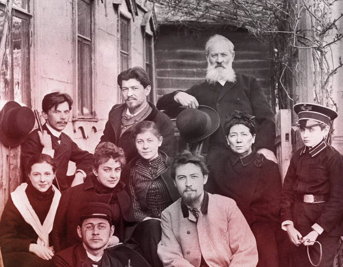 Фотография Чехова с семьёй, 1890 год. Писатель сидит в окружении отца, матери, братьев и сестёр