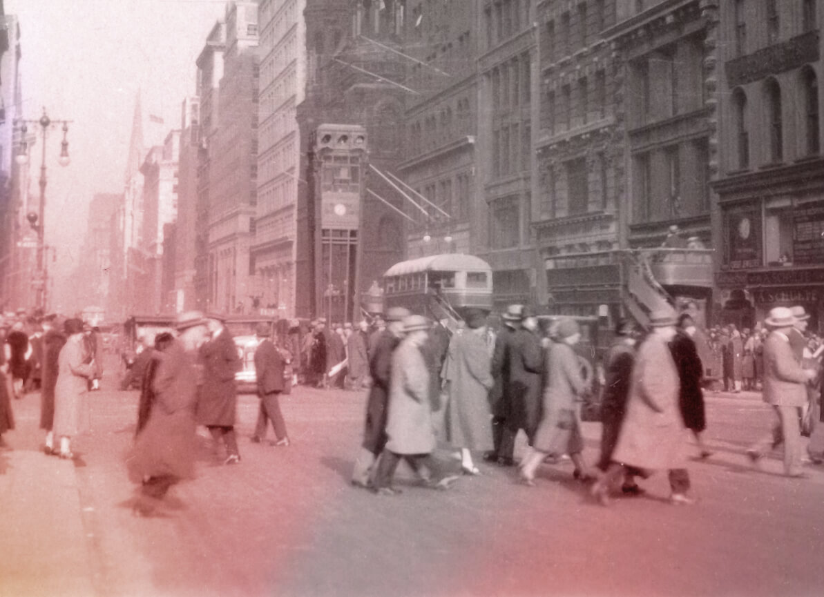 Чёрно-белая фотография оживлённой уличы Нью-Йорка, приблизительно 1926 год