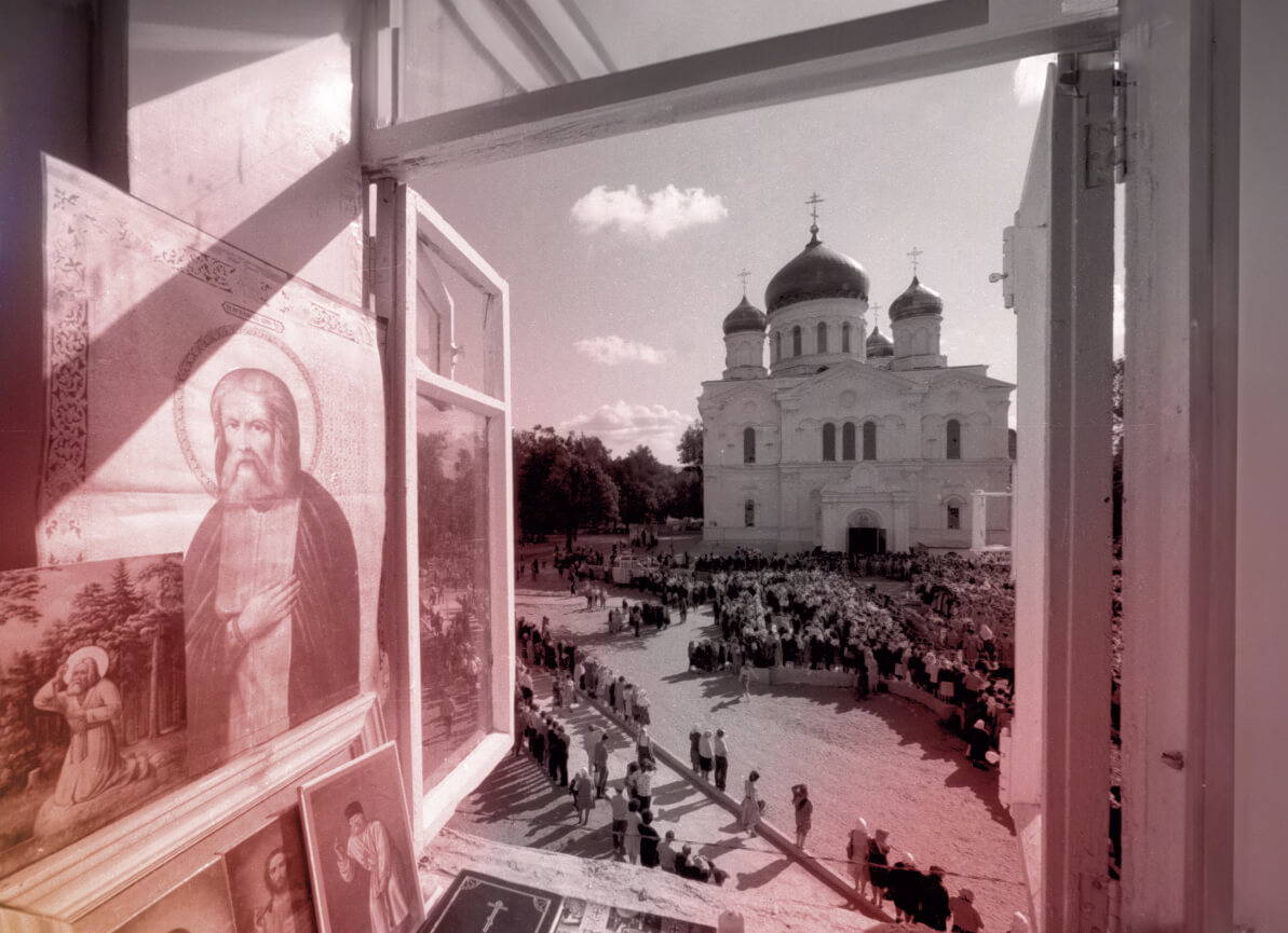 Фотография, запечатлевшая вид из окна на Троицкий собор Серафимо-Дивеевского женского монастыря, где проходит церемония захоронения мощей Преподобного Серафима Саровского. 1991 год