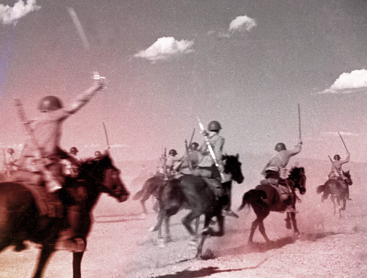 Фотография военной конницы, скачущей галопом