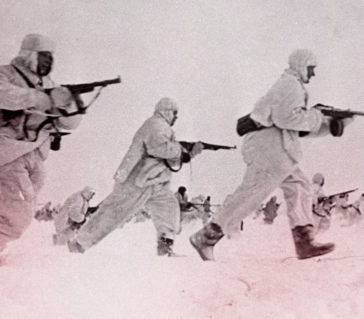 Фотография военных в белом камуфляже, бегущих по снегу с автоматами