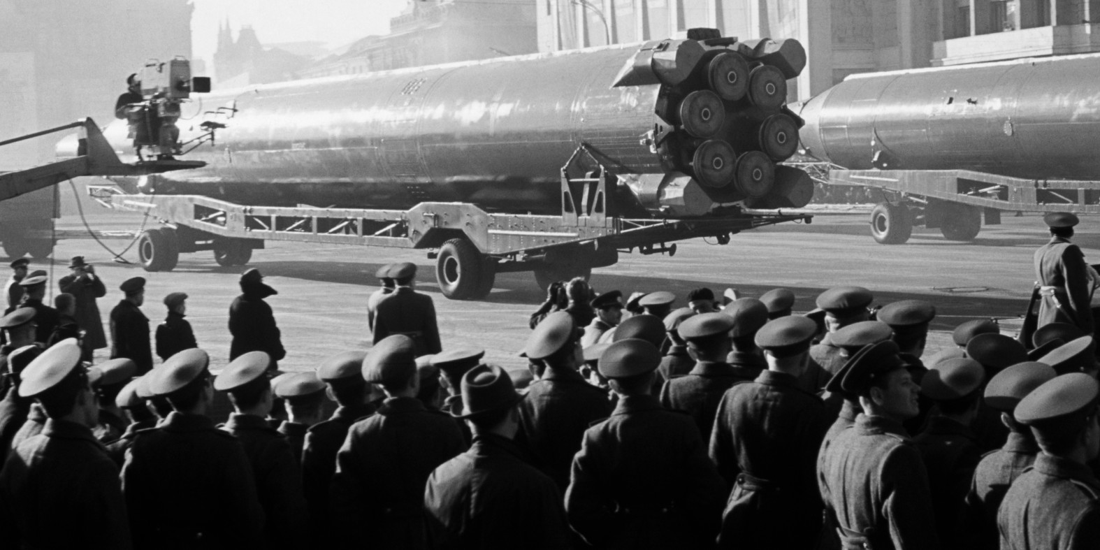 Фотография, на которой военные стоят перед площадкой, по которой транспортируют ракеты Протон