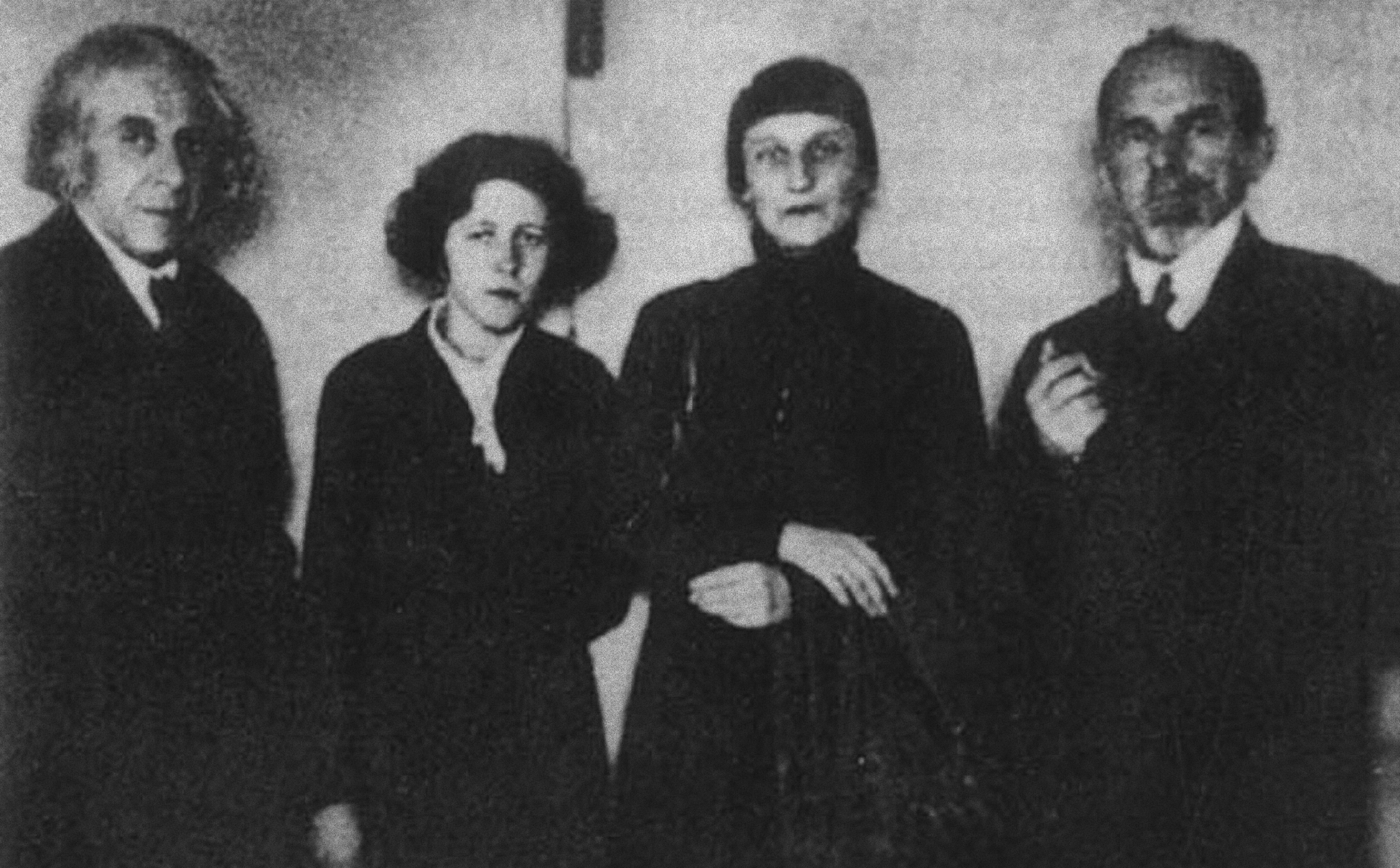 Совместное фото Осипа Мандельштама, Анны Ахматовой, Марии Петровых и Георгия Чулкова справа налево
