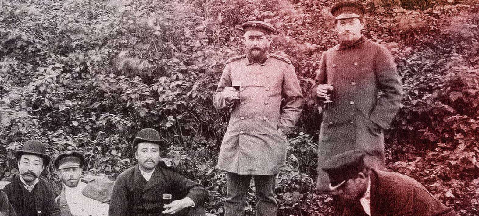 Фотография из путешествия Чехова на сахалин. Писатель стоит в окружении местных жителей