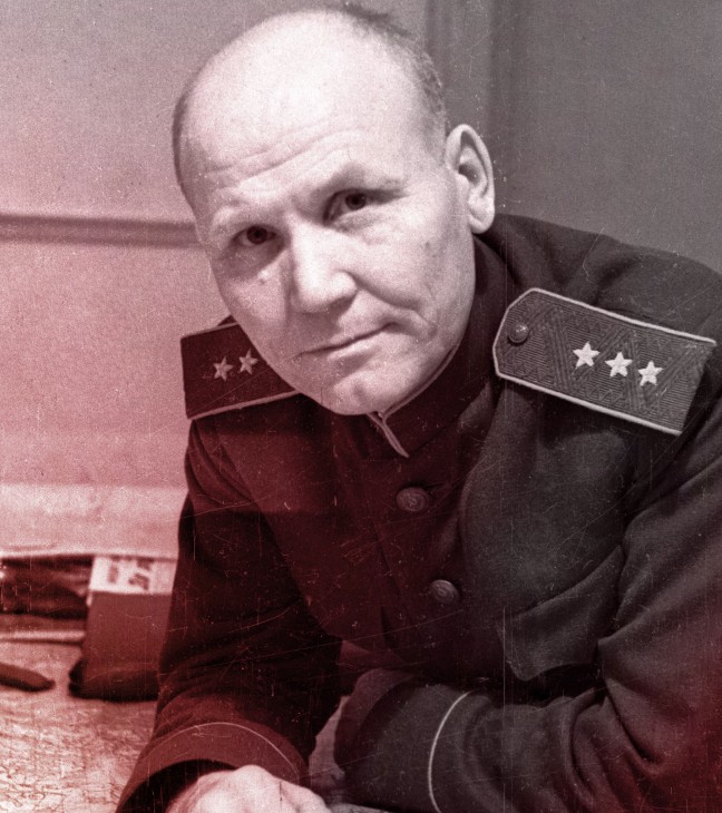 Фотография Ивана Конева, сидящего за столом и опершегося локтями на стол